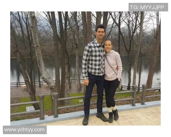 足球明星与妻子甜蜜合照展现幸福生活瞬间引发粉丝热议