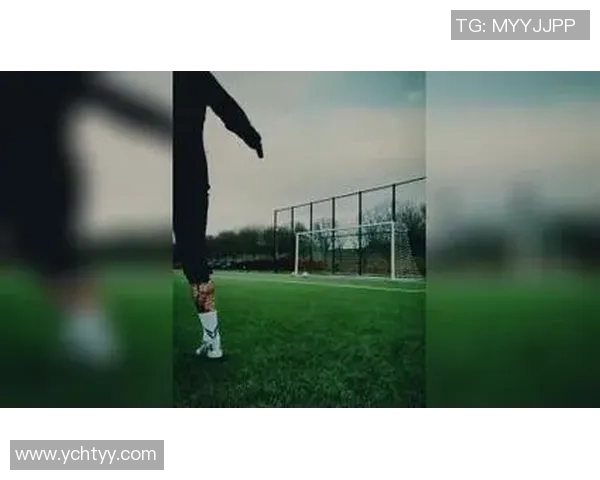 模仿足球明星球技的技巧与训练方法分享助你提升球场表现